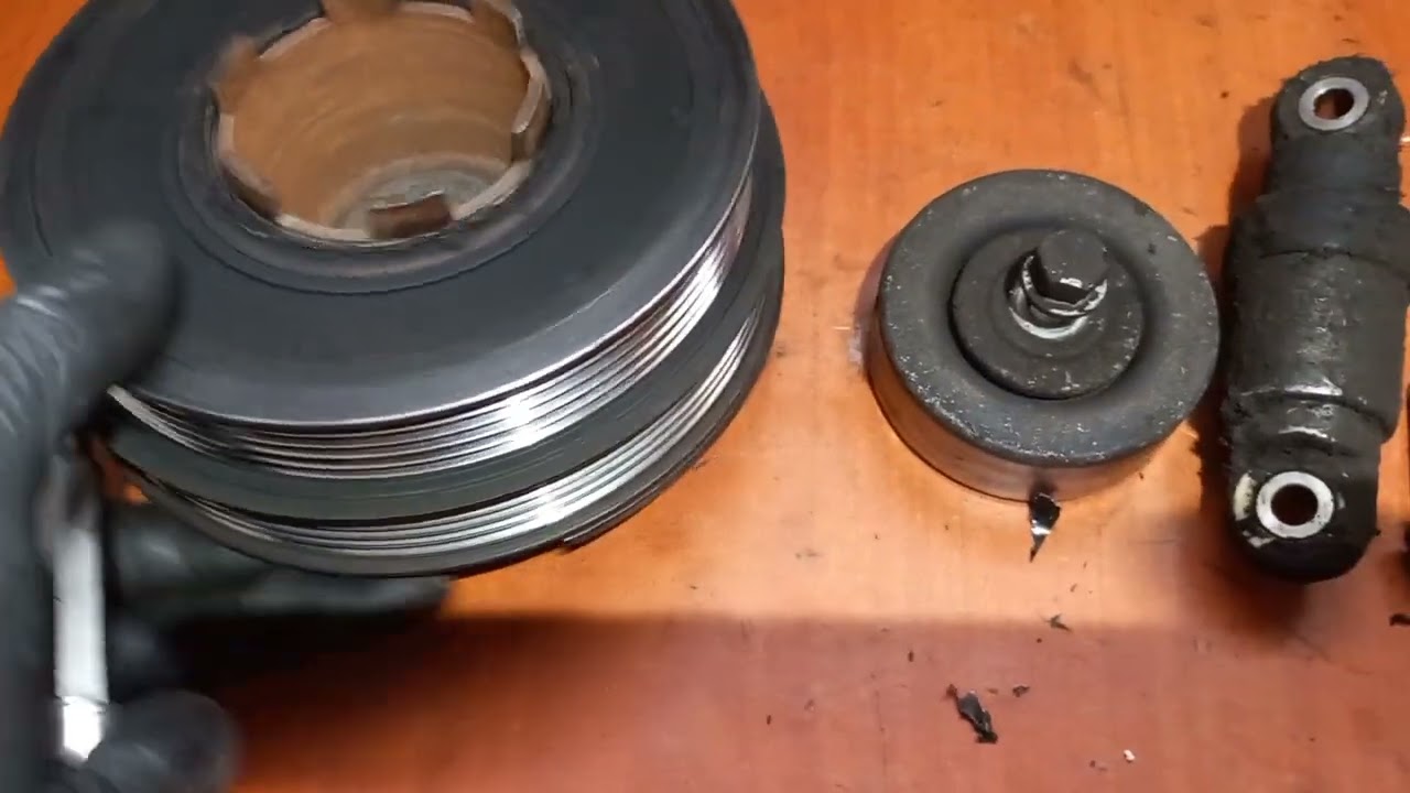 Bmw E46 ,pompa de apa blocata, Schimb role ,pompa +curele  .( Dezmontare pas cu pas PARTE 1)