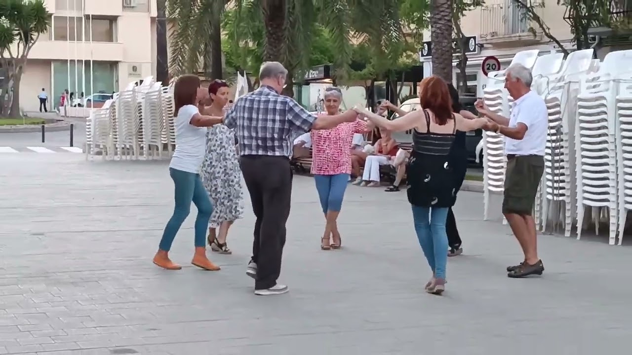 Sardanes a la plaça del Coc