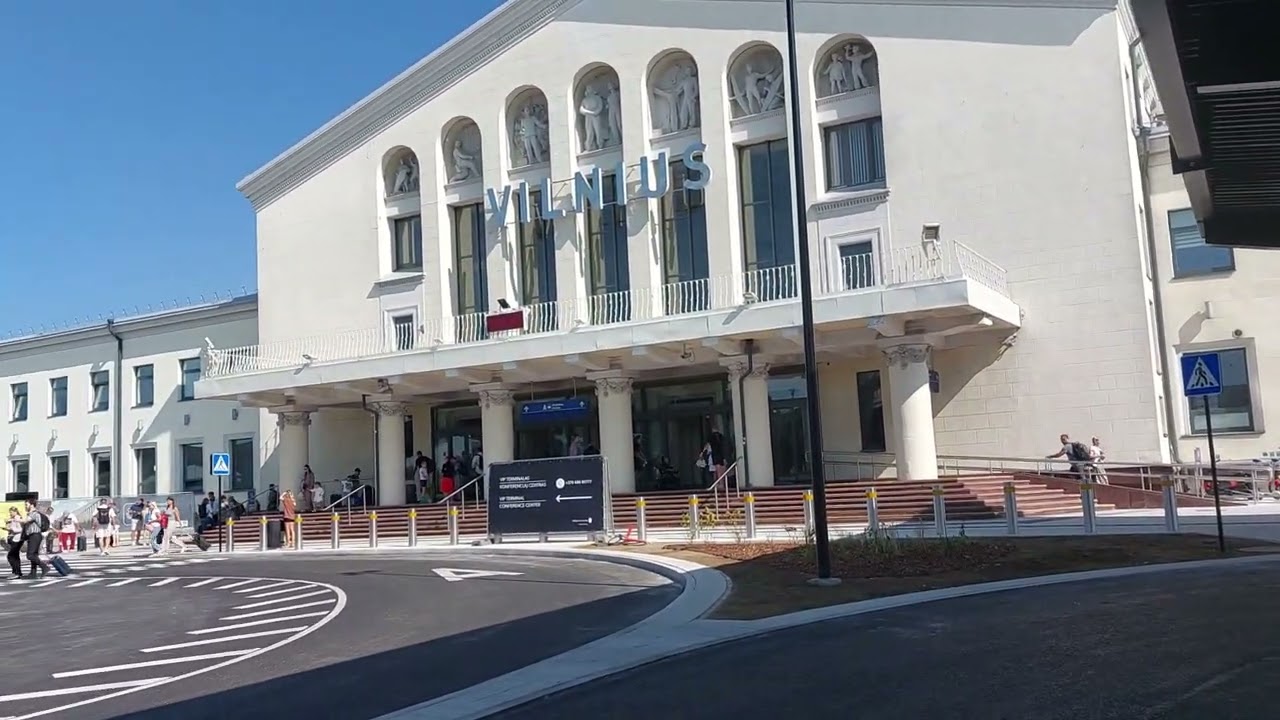 Жду автобус на Минск в аэропорту Вильнюса. Сентябрь 2024
