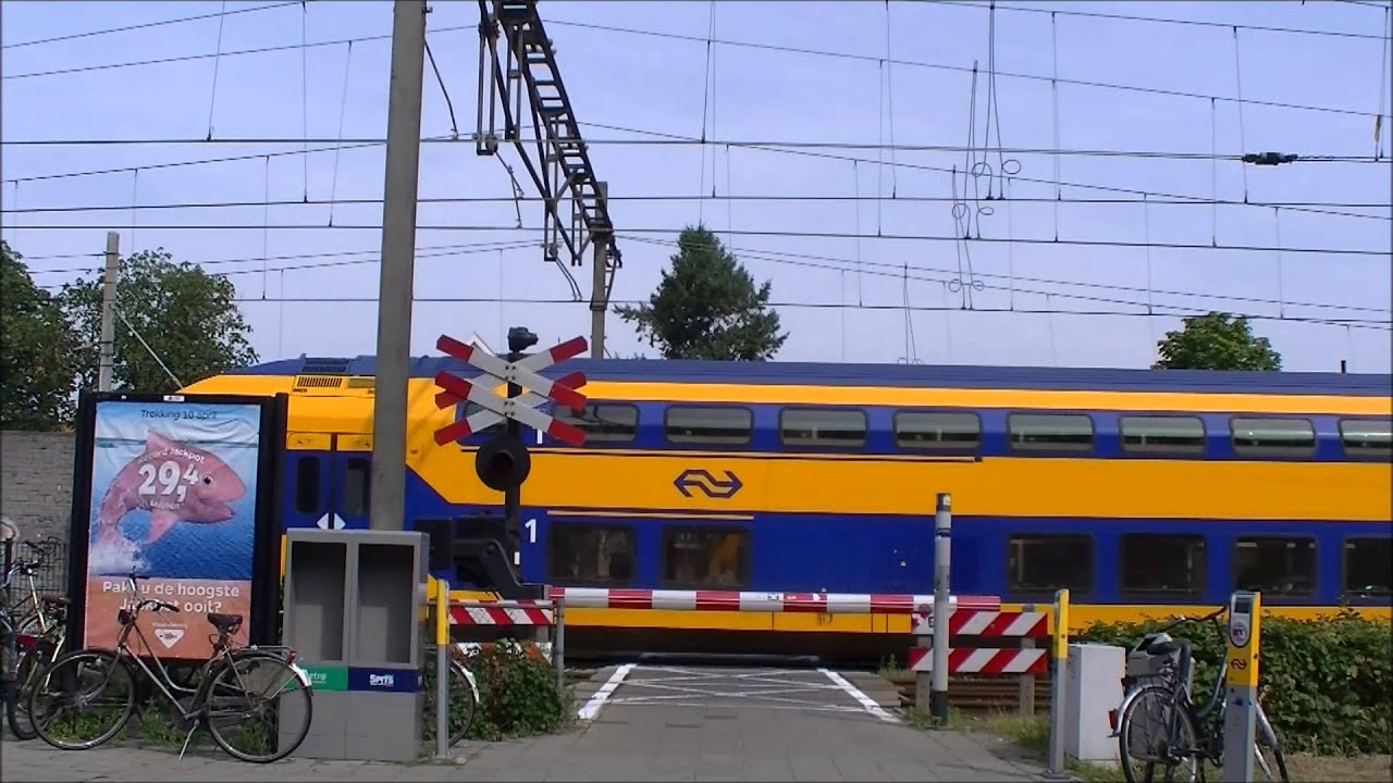 Spoorwegovergang//Railroad crossing Oss station, NL