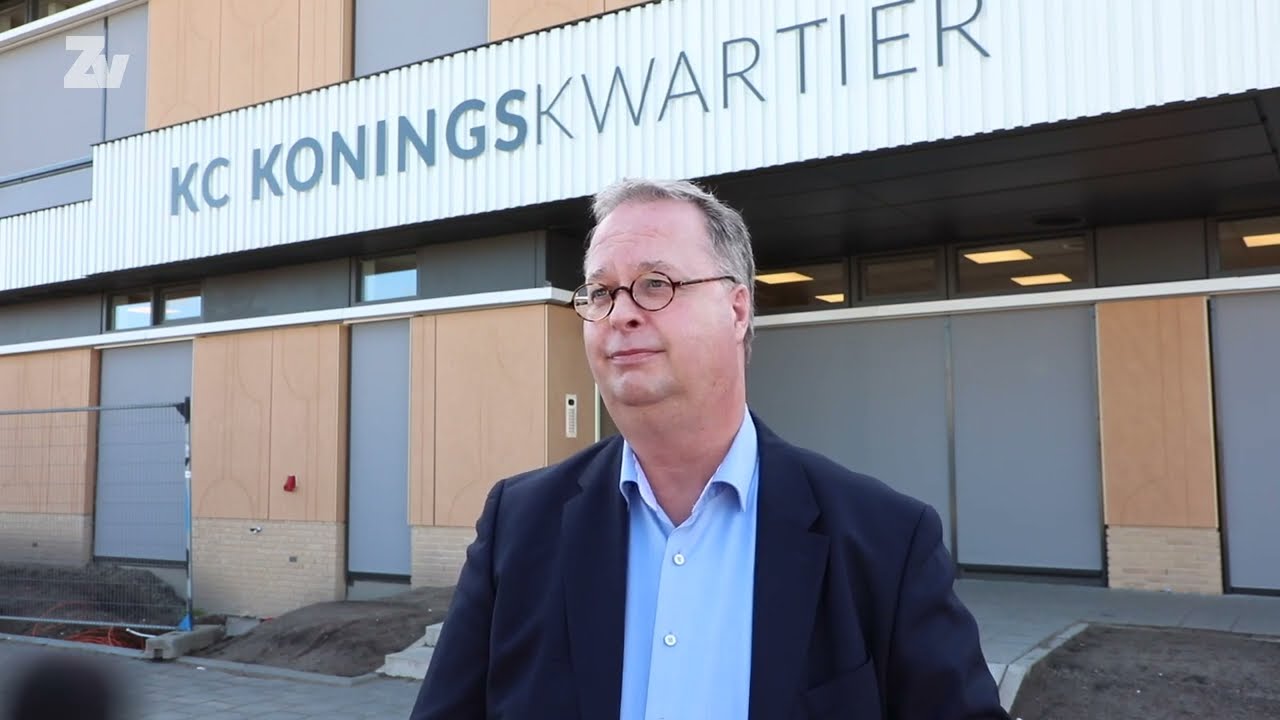 Burgemeester Weber bezoekt stembureau in KC Koningskwartier in Zevenhuizen