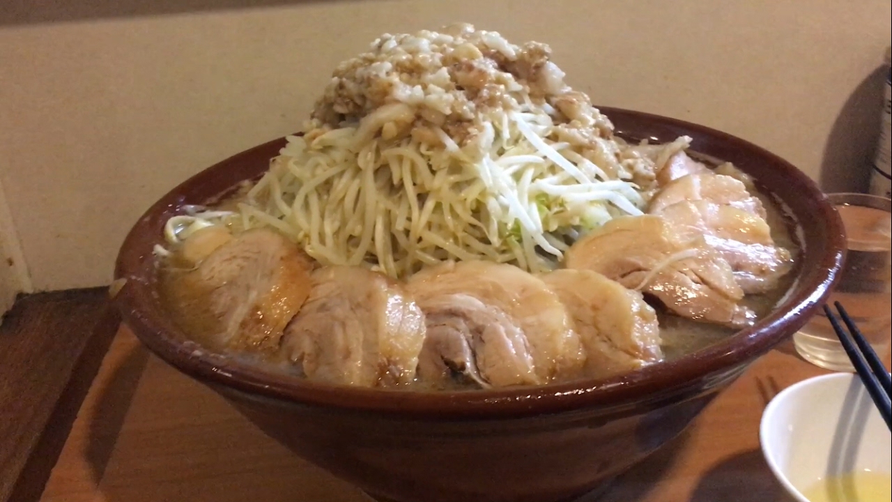 大食い→豚星。で大豚らーめんニンニク少なめヤサイアブラマシマシ麺増し茹で前2.3キロを食べた。