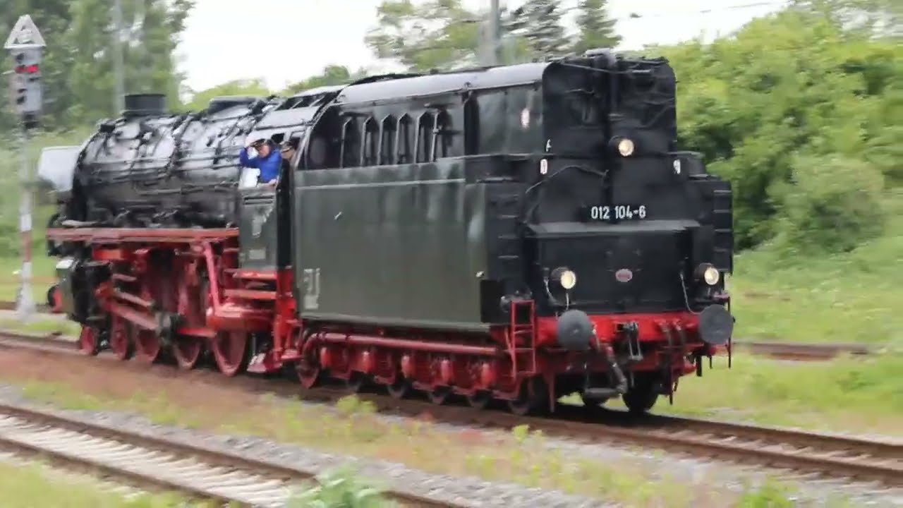 Lok 012 104 bringt 10 Wagen nach Norddeich und kehrt zum Wasserfassen und Wenden nach Emden zurück.