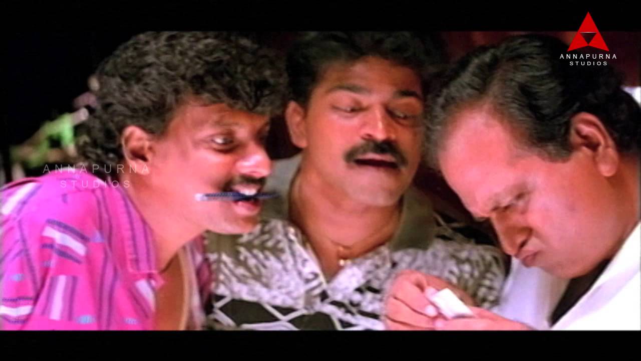 Tabu Tempting Nagarjuna Romantic Scene || Ninne Pelladata Movie