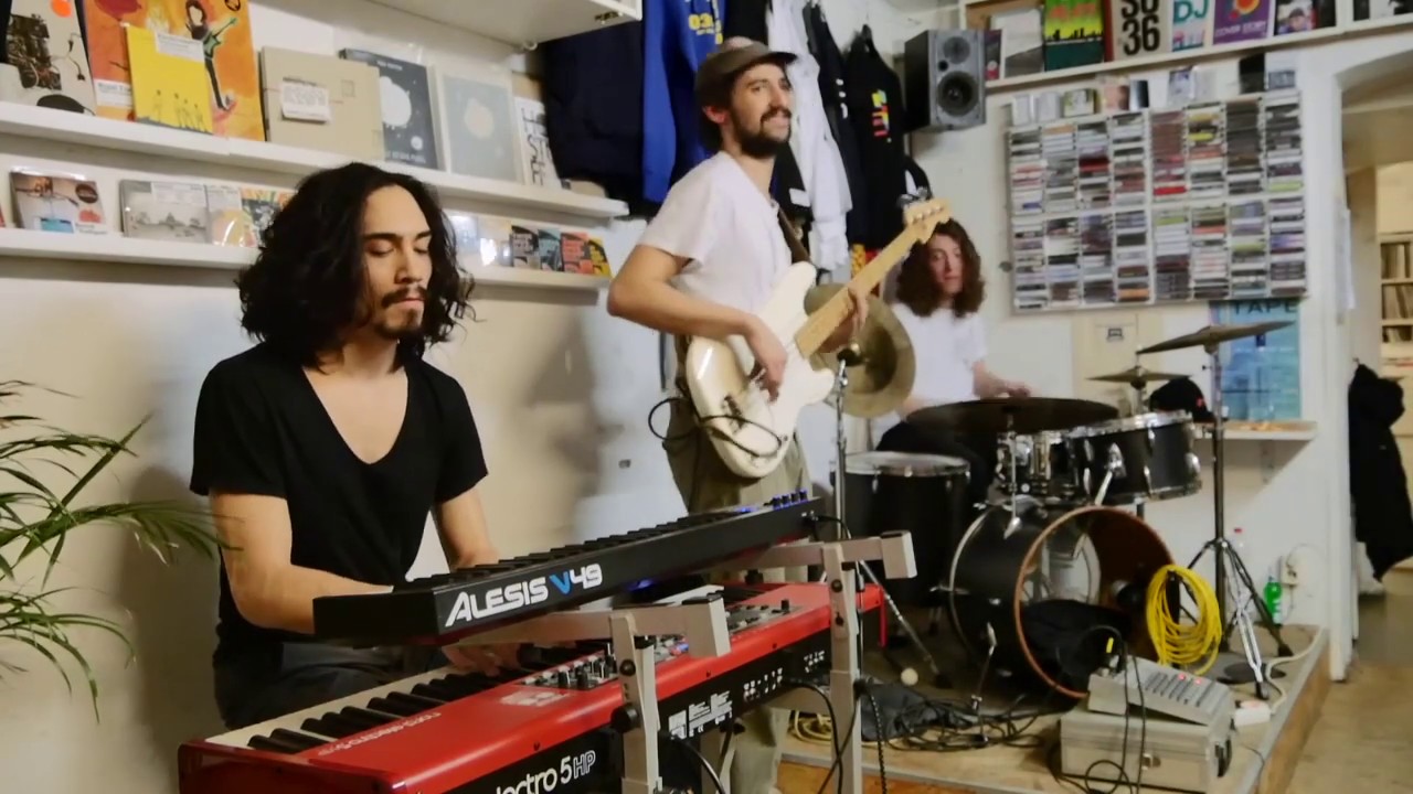 Triorit&auml;t - Ammoniak (live at OYE Records)