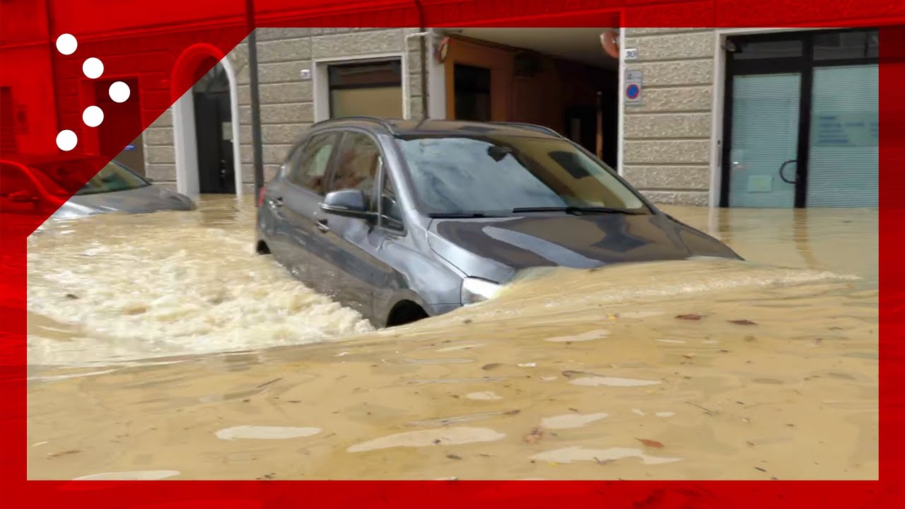 Alluvione a Lugo, l'auto sembra una barca mentre avanza a fatica nella strada diventata un fiume