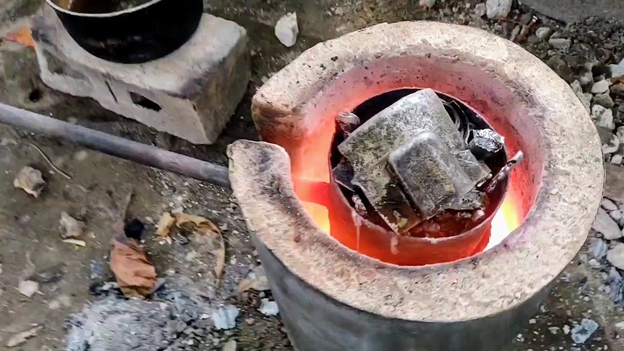 como hacer horno de fundición de aluminio con aserrín y barro.
