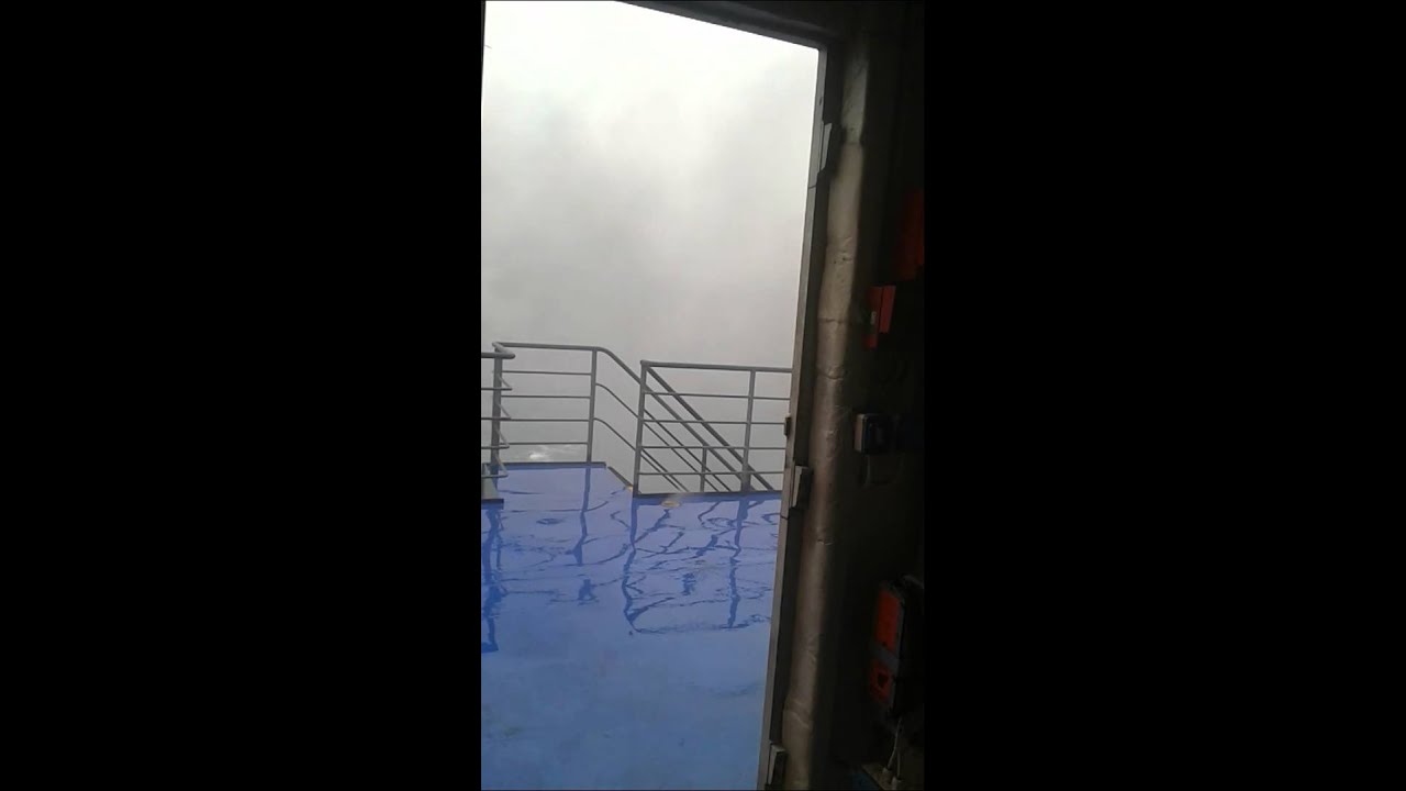 Norman Atlantic, le riprese dal ponte avvolto dal fumo in attesa dei soccorsi