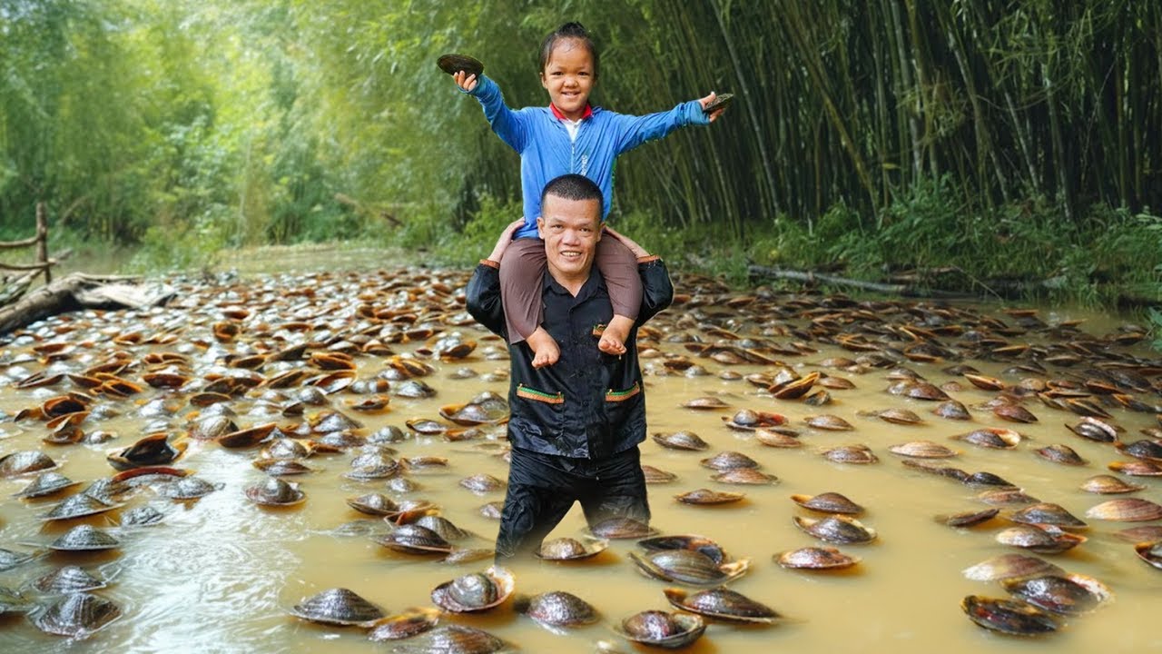 Underwater Mussel Harvesting by a Dwarf Family for Daily Survival Cooking
