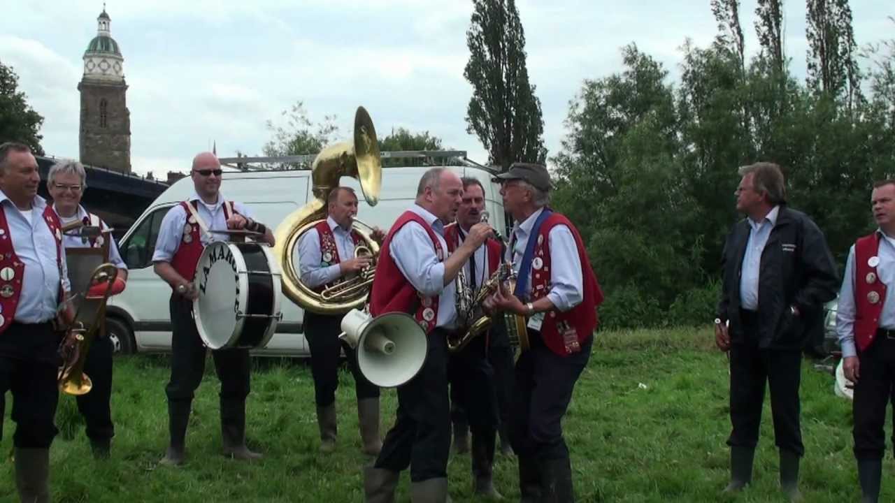 Lamarotte (Holland) plays on the banks of the River Severn.