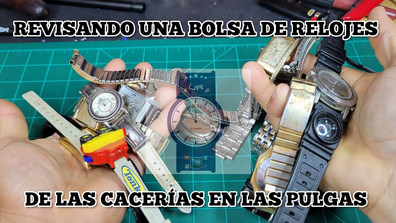 REVISANDO UNA BOLSA DE RELOJES DE LAS CACERÍAS EN LAS PULGAS.