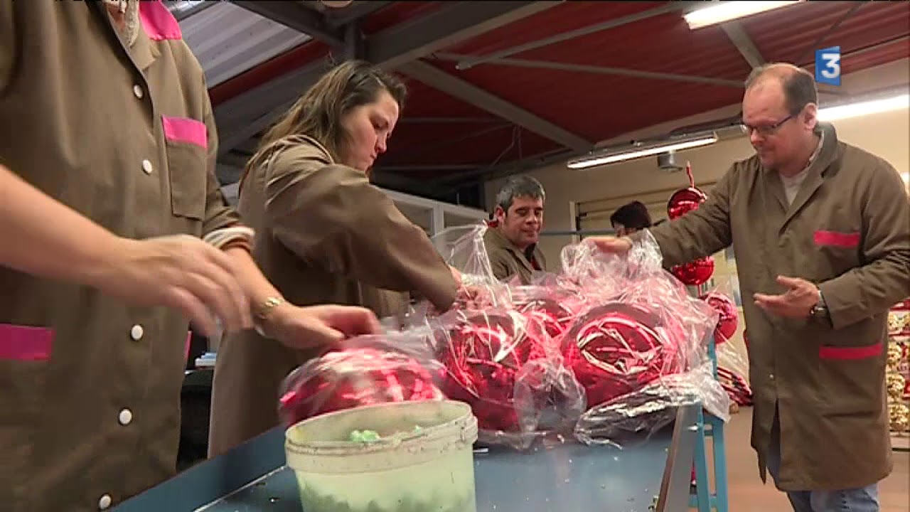 Carmaux : le dernier fabricant de boules de Noël tourne à plein régime