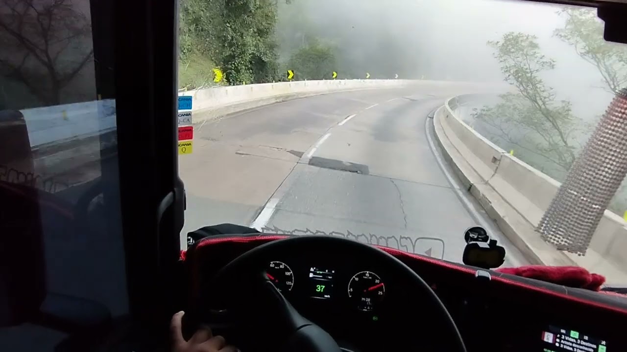 Descendo a serra de Petrópolis no Scania R450