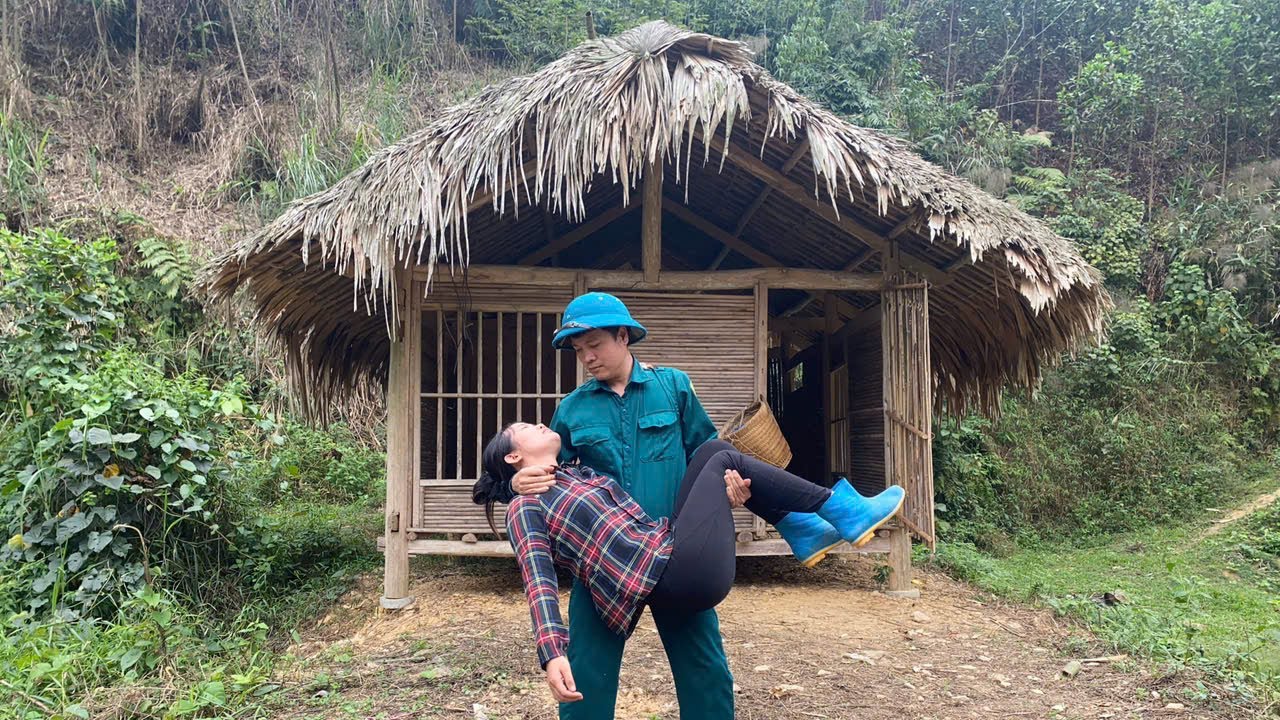 Police luckily find single mother lost in deserted forest | Ly Tuyet Dan