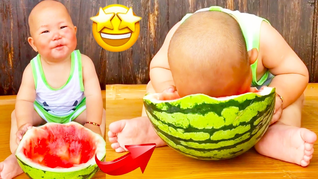 The baby's first time eating watermelon, it's so cute and funny!