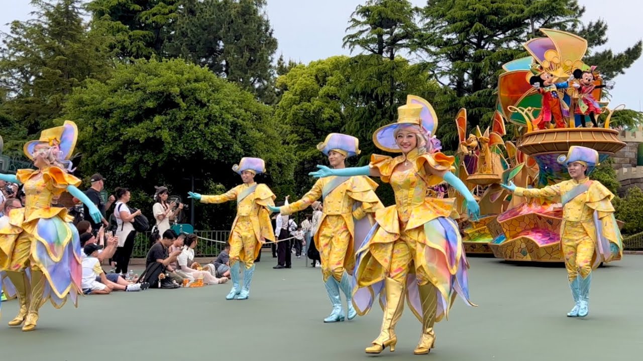 【最前】ディズニー・ハーモニー・イン・カラー 2025/5/16 13:00〜 ファンタジーランド スタート地点付近 イン側 座り見最前列より