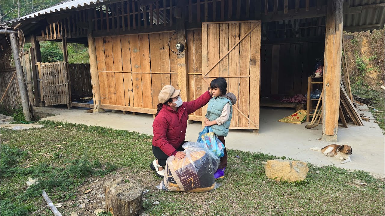 FULL VIDEO - Uncle Thanh goes to work far away, the little girl gets a new blanket from her sister