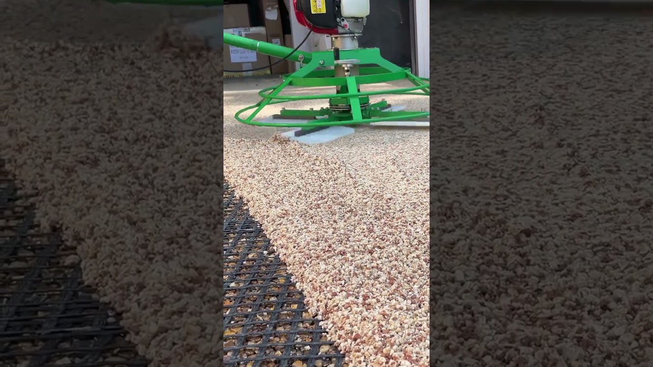 Resinbound powerfloat moving & compacting the vuba resin on this driveway 