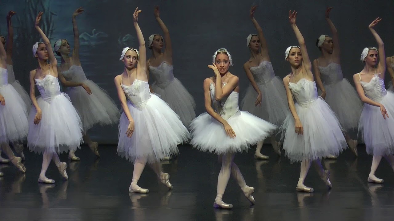 SWAN LAKE ACT 4 MARGARITA FERNANDES ANTONIO CASALINHO aged 15 & 17.  PRODUCTION MAINA GIELGUD