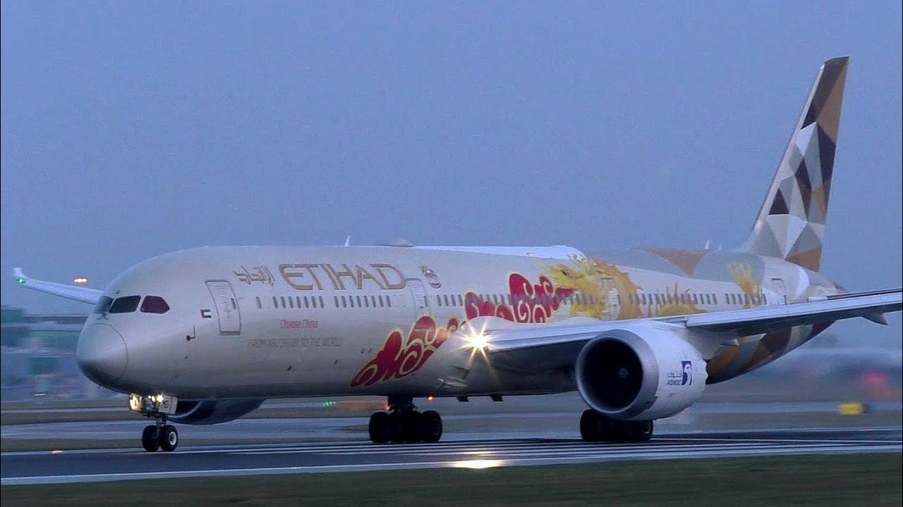 Etihad Airways Boeing 787-10 Dreamliner at Manchester AIrport