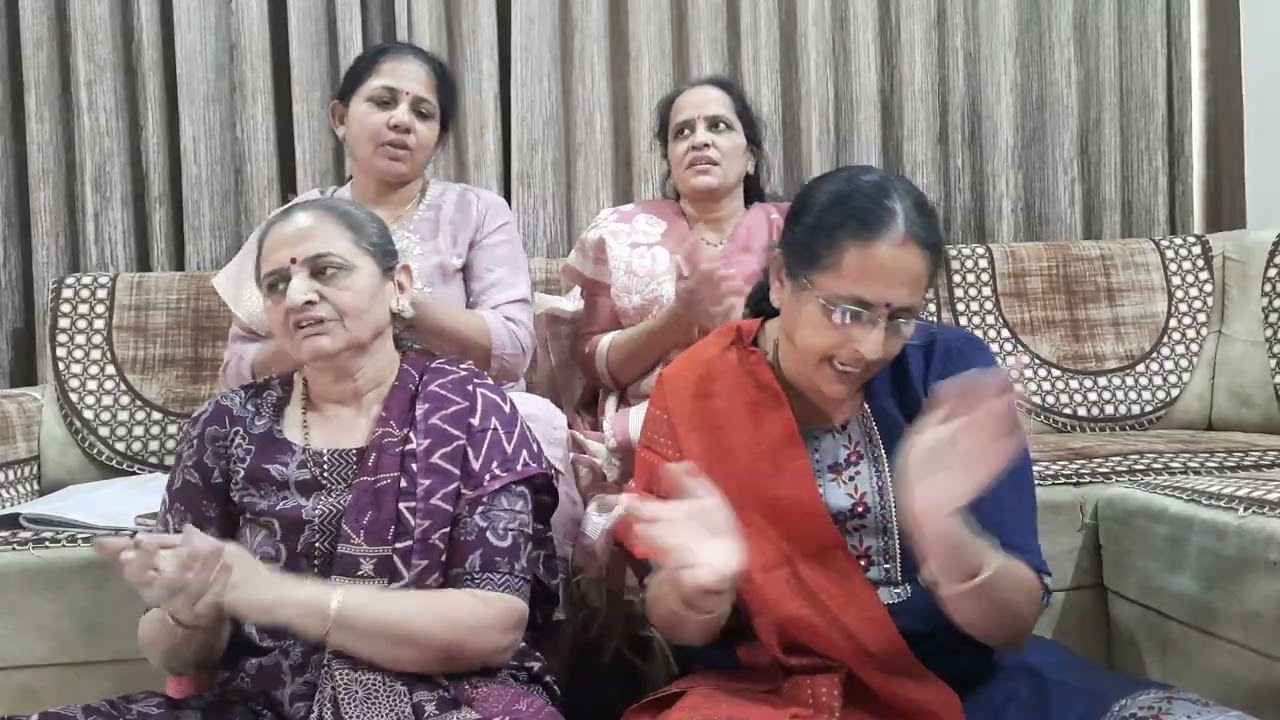 મને ગમે છે ગોકુળ ગામ નહીં જાવ સાસરીયે હું  (ભજન નીચે લખેલું છે) Krishna Bhajan | Gujarati Bhajan