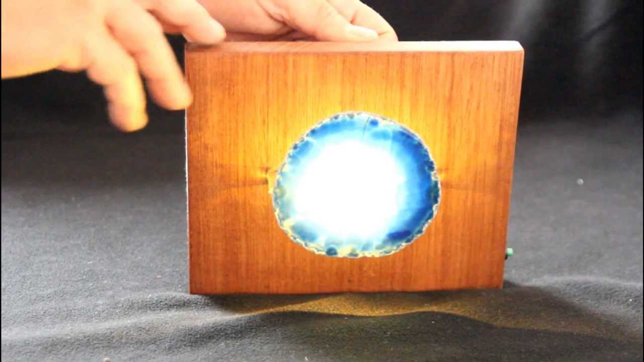 Beleuchtete Achatscheibe auf einem Holzbrettchen
