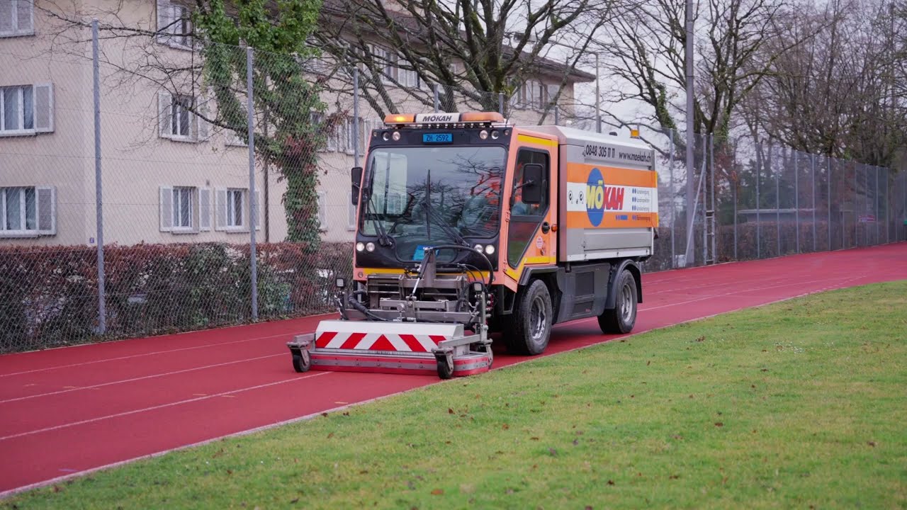 Wie wird ein Sportplatz richtig sauber gemacht?
