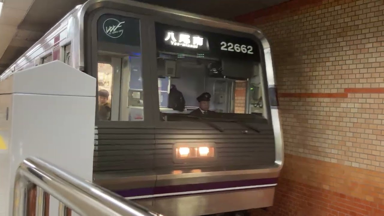 大阪メトロ天神橋筋六丁目駅から八尾南行きが発車する