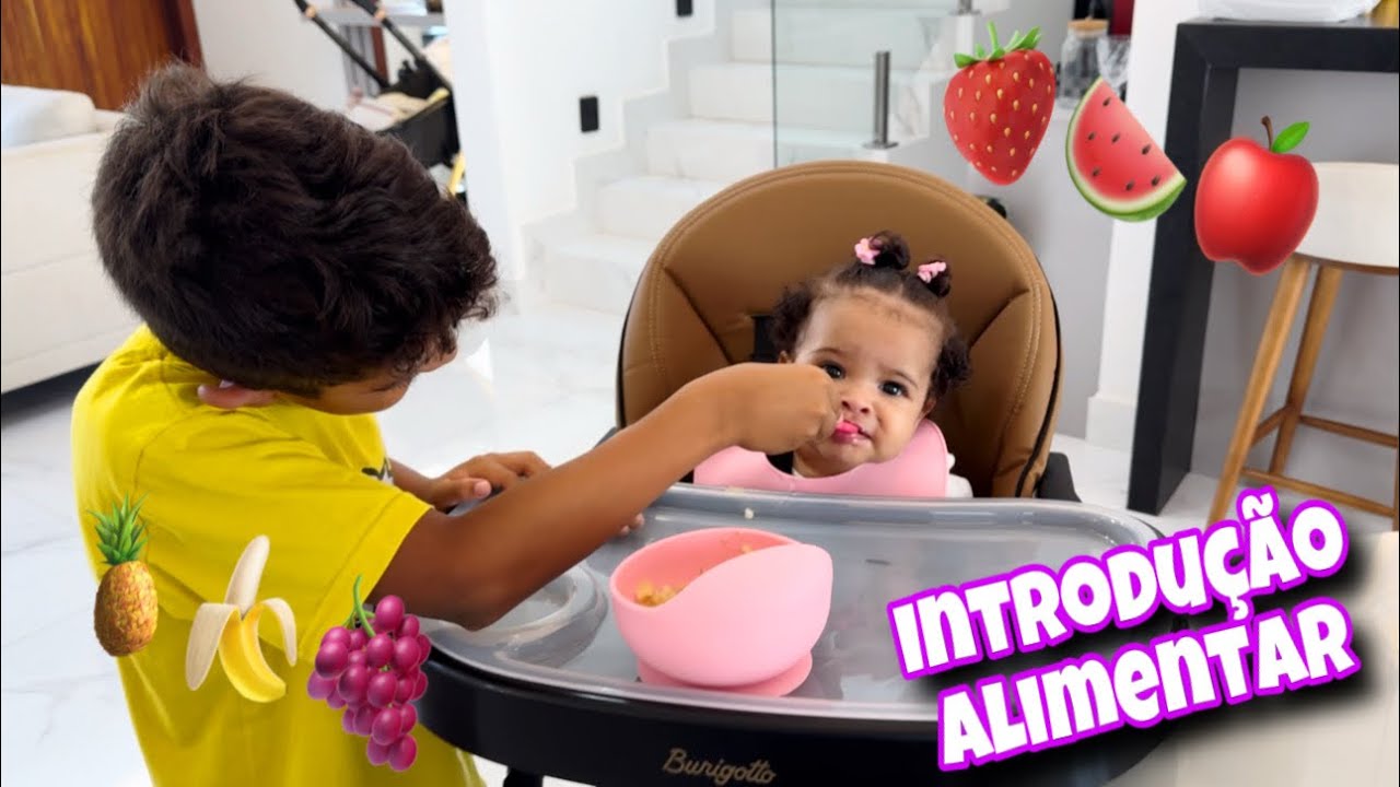 COMECEI A INTRODUÇÃO ALIMENTAR COM LAURA * Vem ver a reação dela com a primeira frutinha 😱