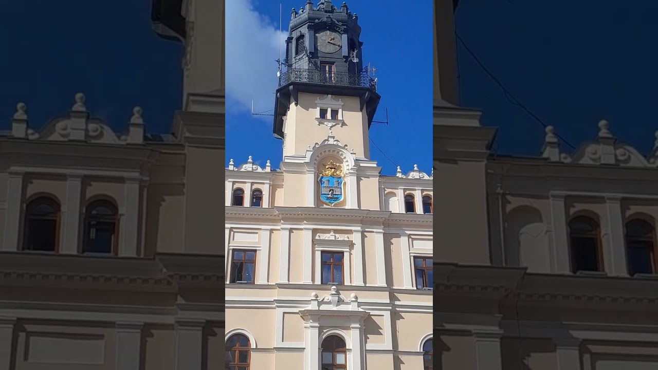 Wyeksponowany herb Jarosławia zdobi elewację ratusza  #podkarpacie #turystyka