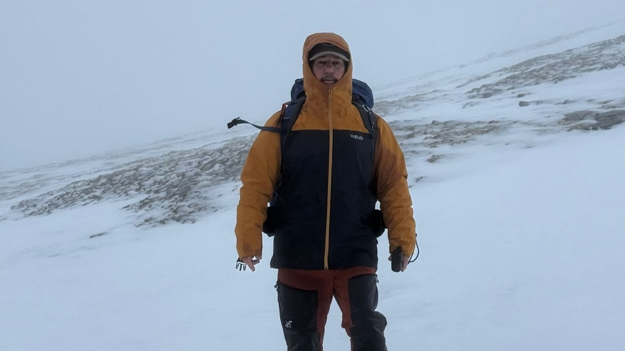 Snowdon summit 40 to 60mil winds and snow 