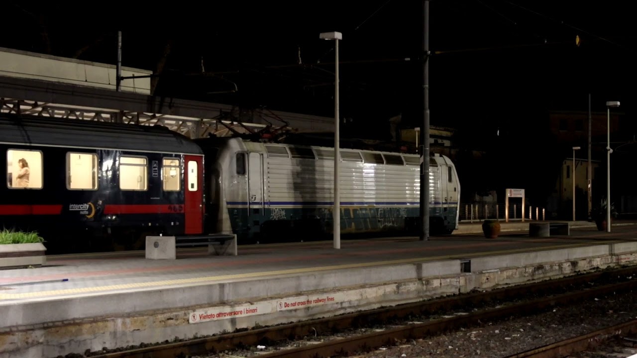 Arrivo e partenza ICN 795 Torino P.N.-Reggio C.le nella stazione di Grosseto.
