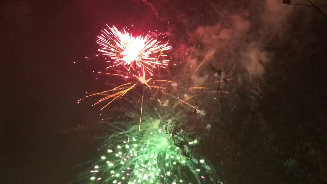 5000 shot nonstop kembang api di Pantai kuta bali. Seharga 900 juta. (5000 shots nonstop fireworks)