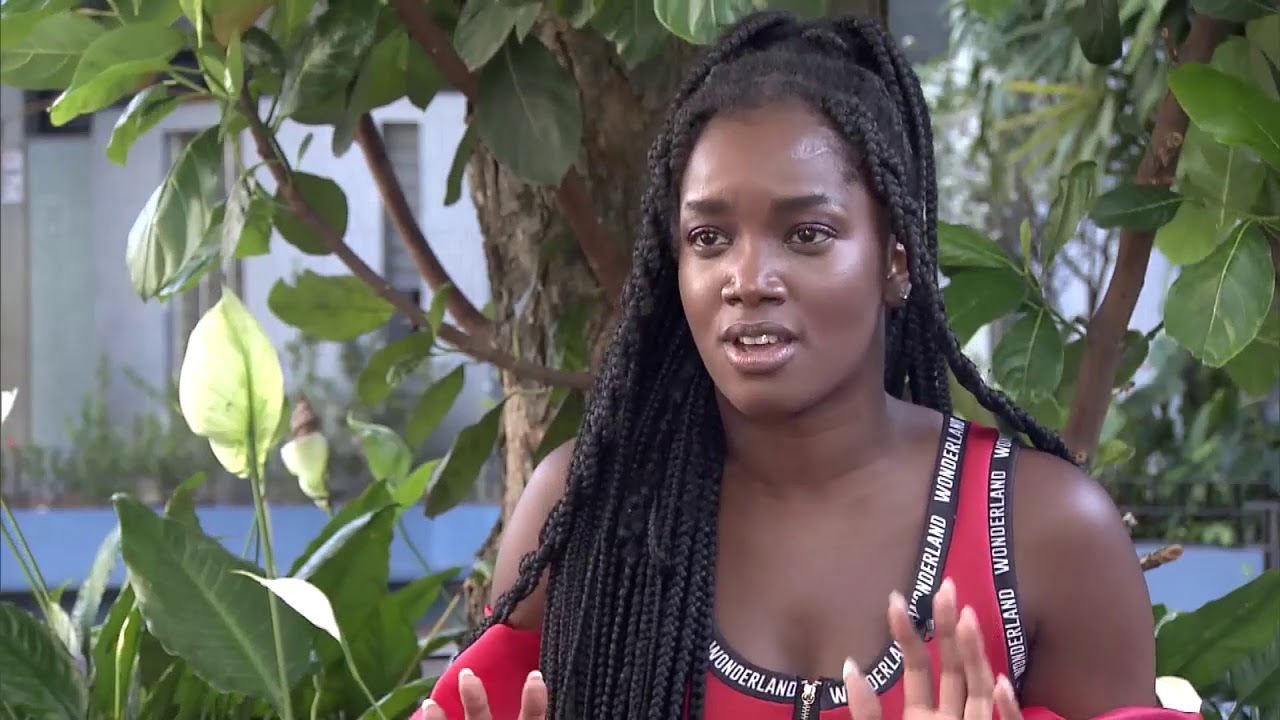 Cantora Iza conversa com o Jornal da Record e comenta como lida com a fama