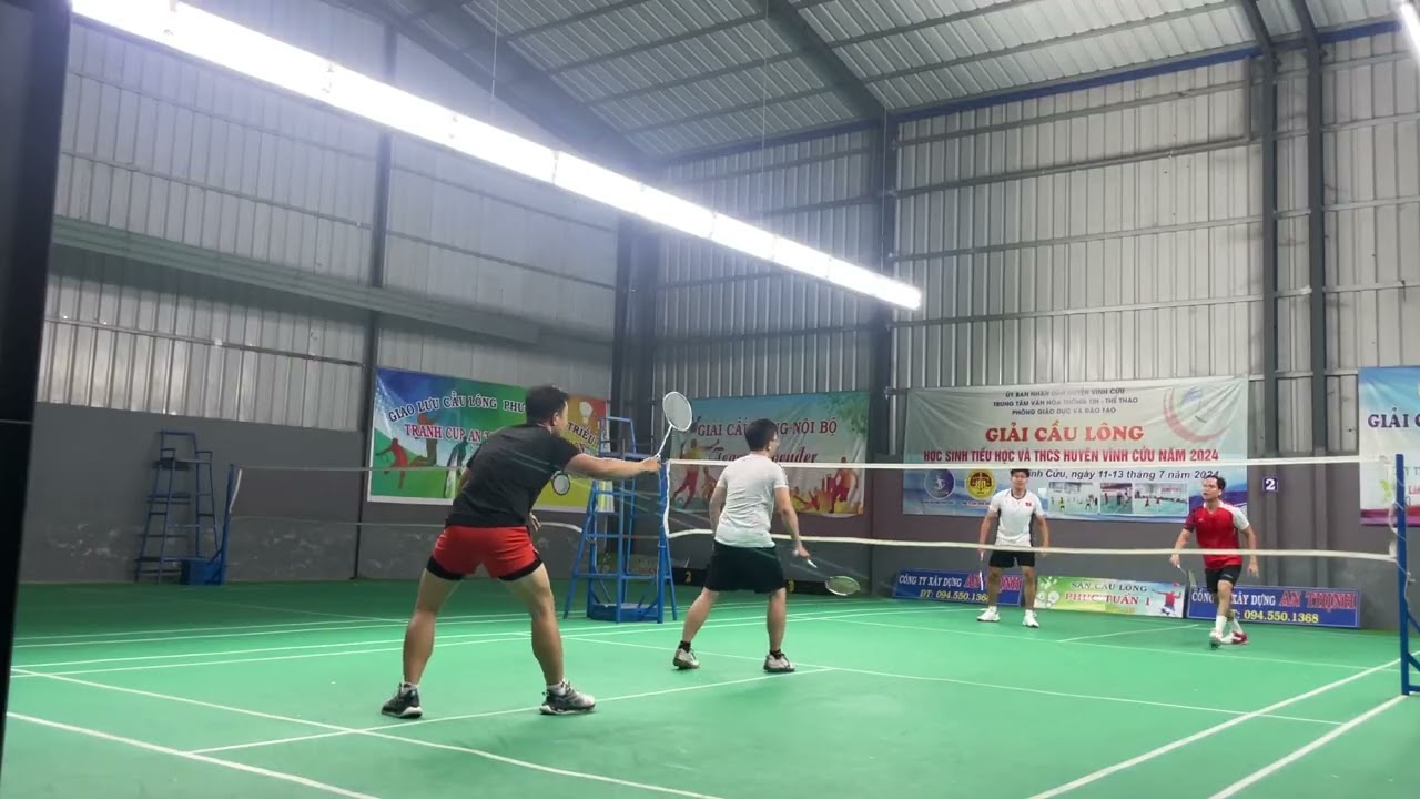 Già trẻ phối hợp cầu lông cực khéo