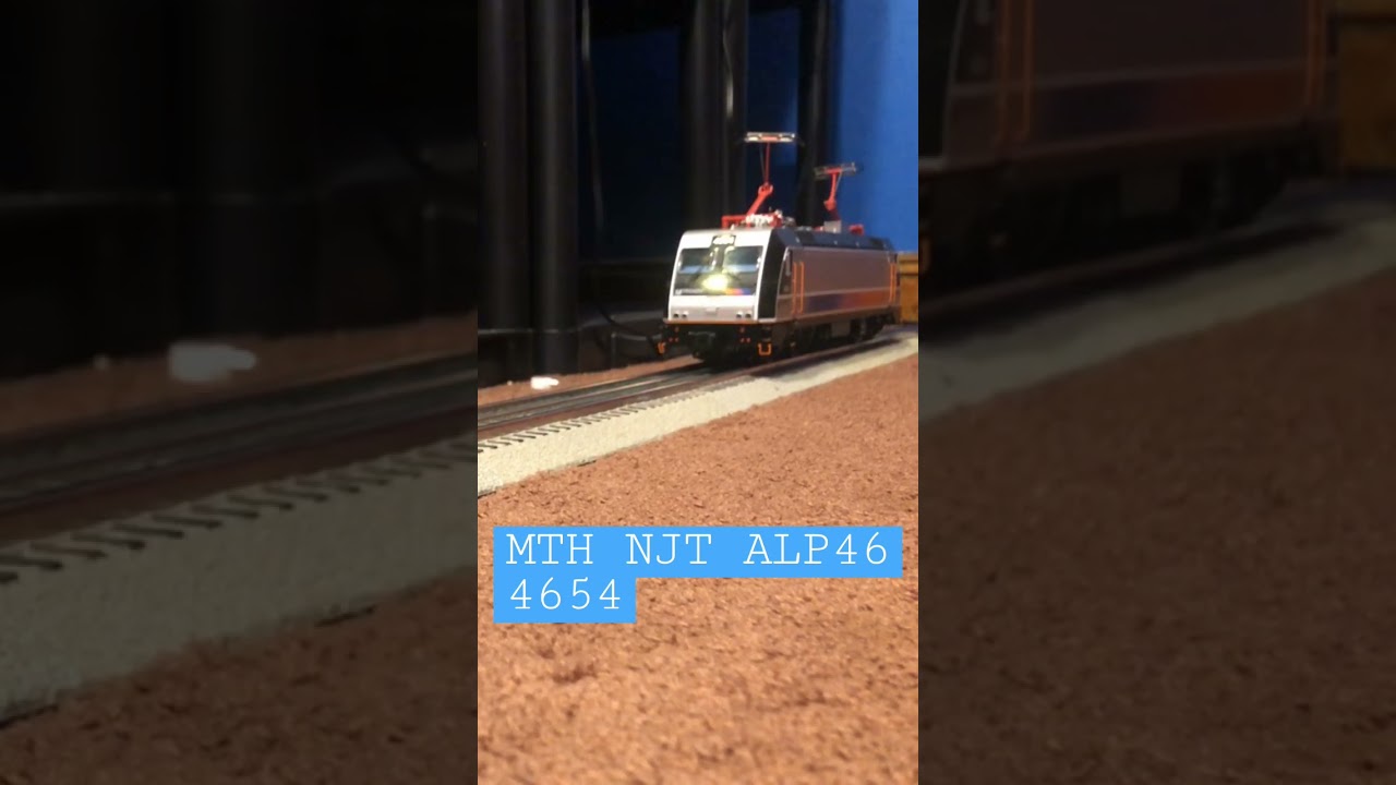NJT ALP46 With Operating Pantographs!