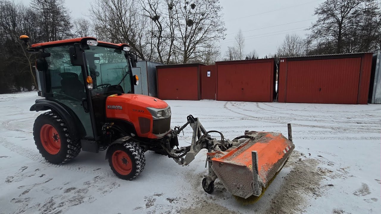 Odśnieżanie|| zamiatamy śnieg z chodników || Traktor Kubota ST371 + zamiatarka ZE120 || Zima 2026 