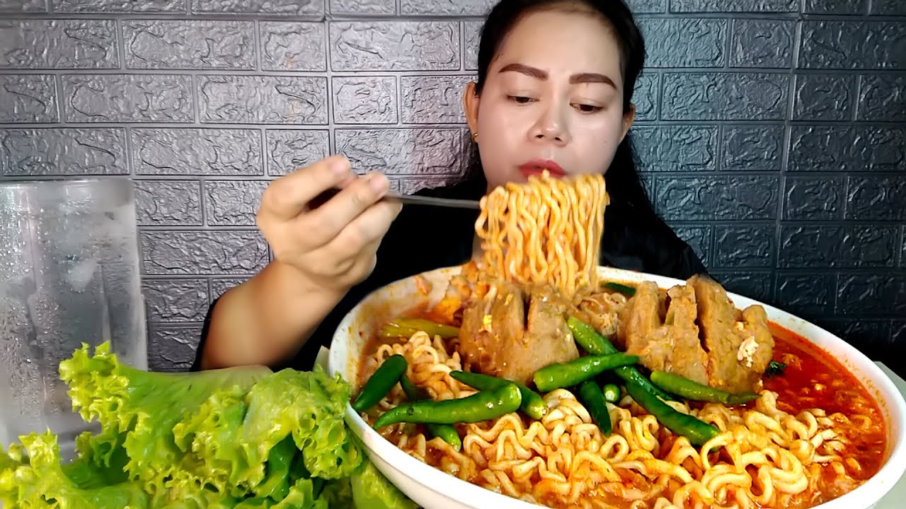 Mie Samyang Hot Chicken Korea extra Bakso Sapi | lalapan cabe rawit, Mukbang