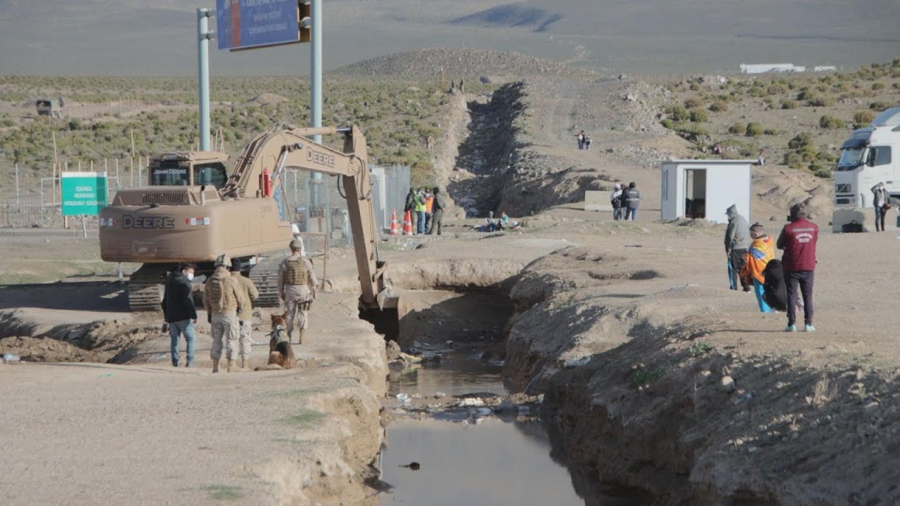 Maquinaria trabaja en zanja que impide paso de migrantes en Colchane