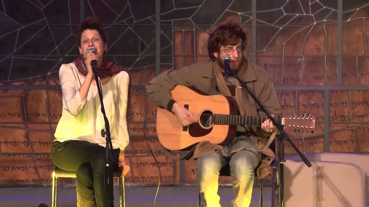 מגדלור - מיקה קרני בהופעה
