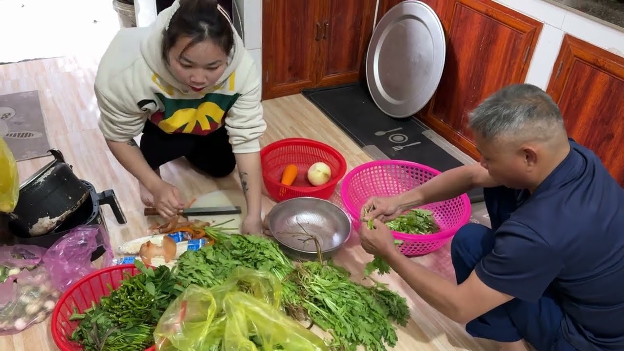 Hoài Với Bố Chồng Cùng Nhau Nhặt Rau Nấu Cơm