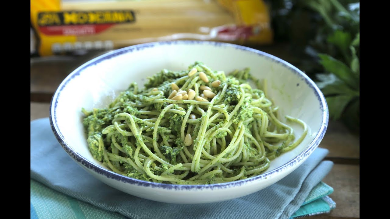 Pasta con pollo y pesto de apio