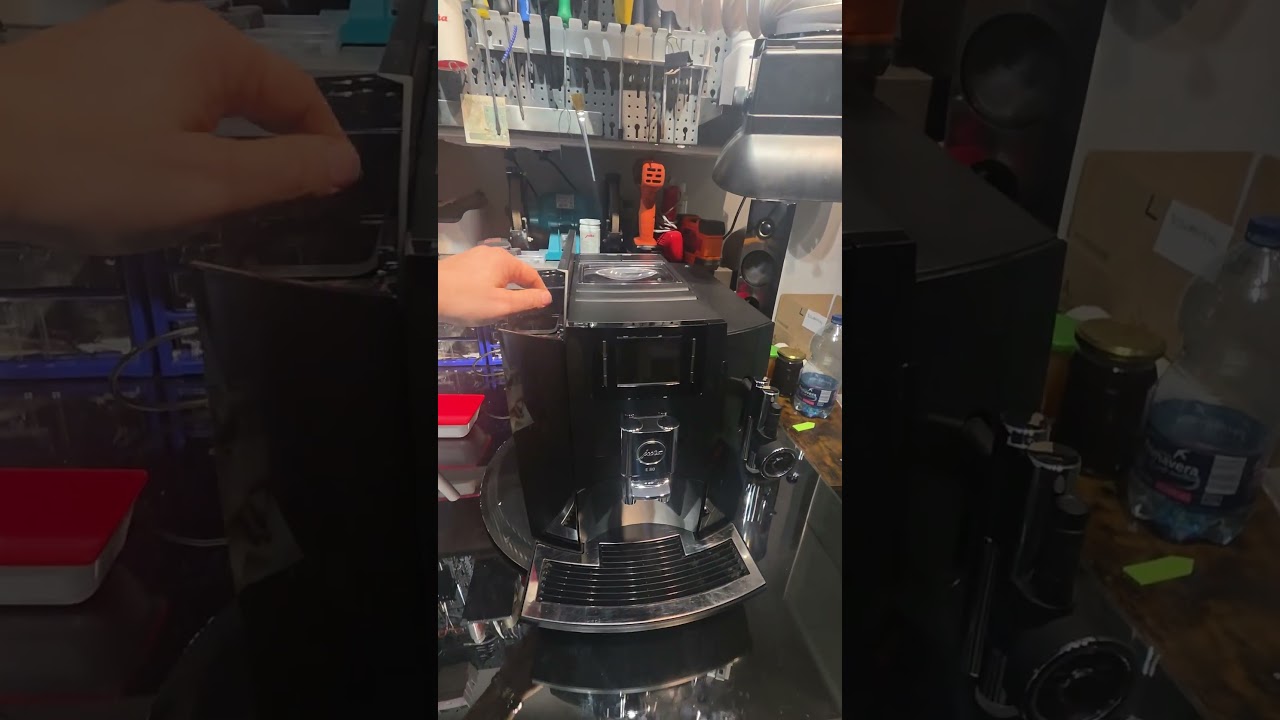 Jura E80 zbiornik wody  przed i po przeglądzie od sklep.primocaffe.pl