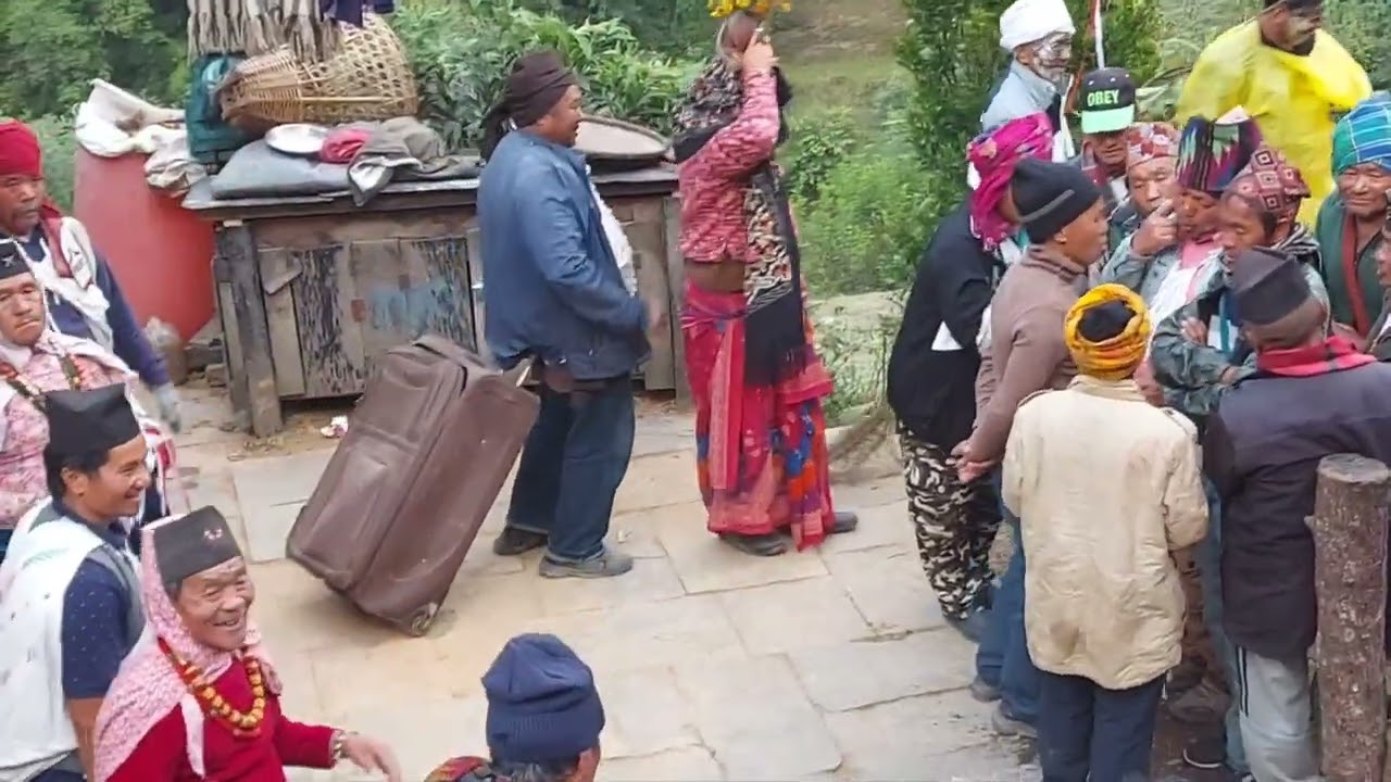 पुत्र बधाईमा (घोडा दुलाउनी , जन्ती खेल्नी , बाघ कुकुर बनेर खेल्नी र दान निकाले पछि आशिक दिदै !