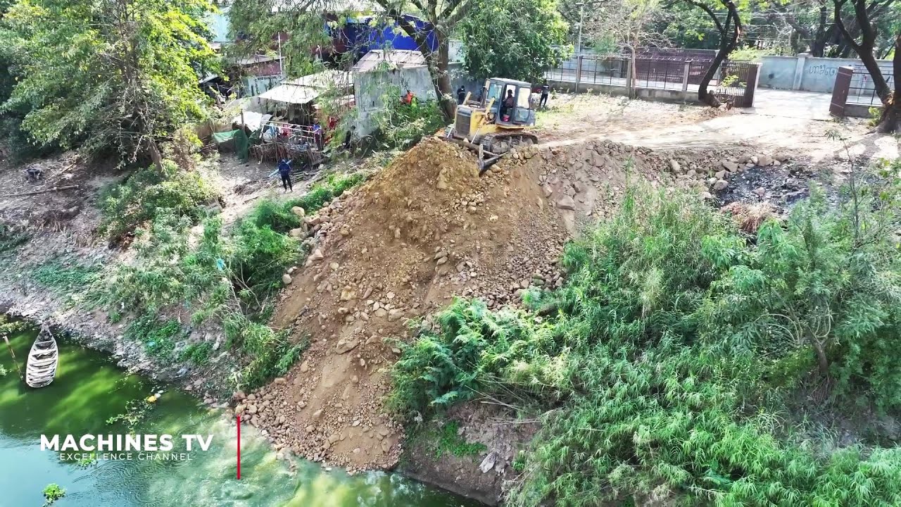 Engineering Excellence Groundbreaking Tasks Work Power Bulldozer SHANTUI SD13 Dynamic Clearing Dirt