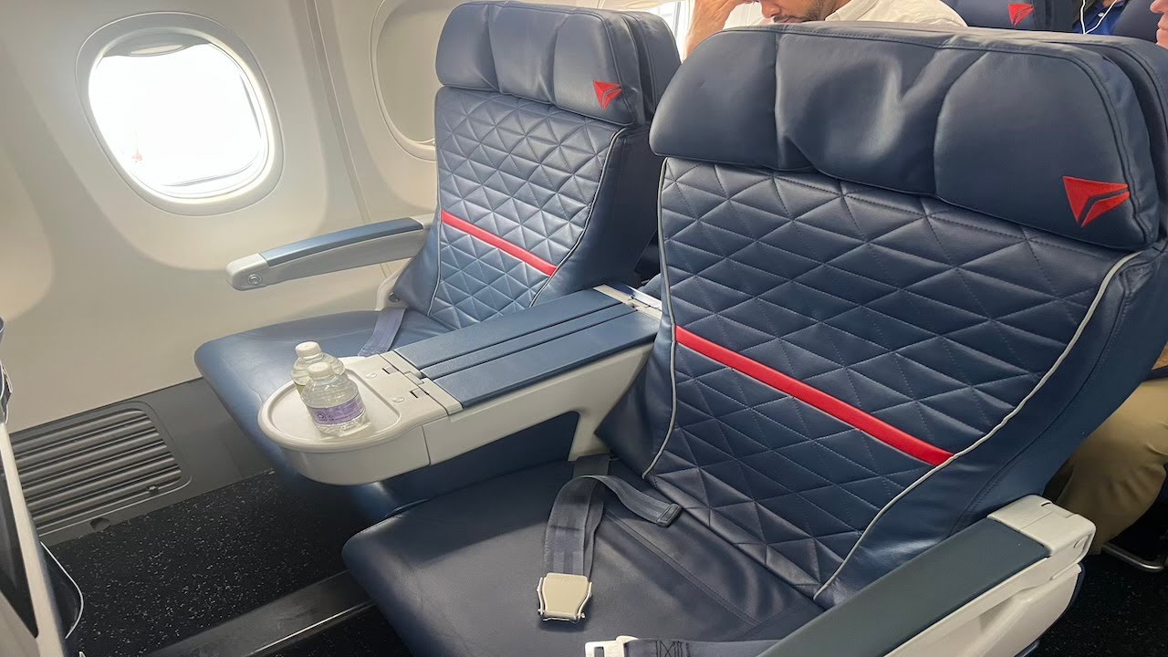 Delta Airlines First Class (Newark EWR to Atlanta Hartsfield Jackson ATL) Boeing 737-900ER