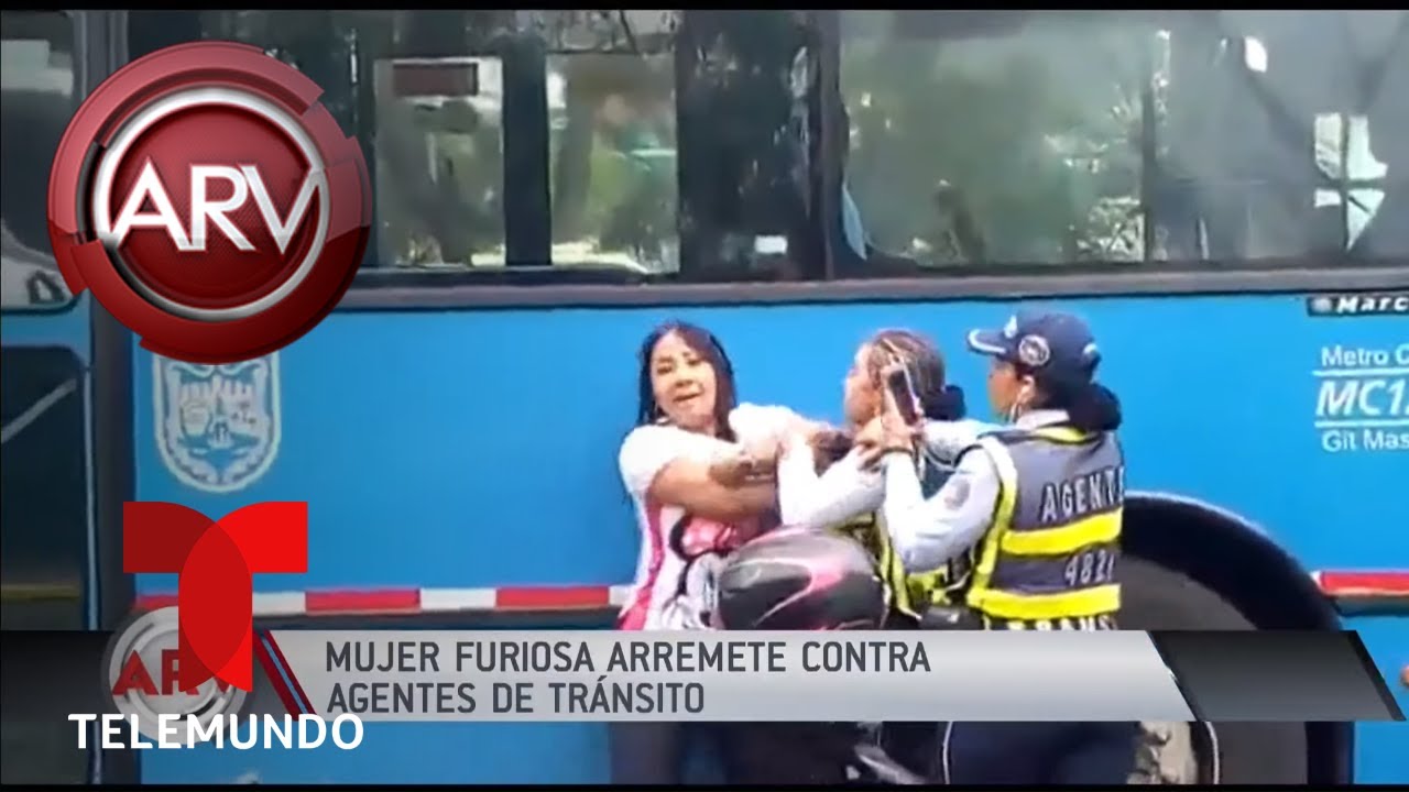 Impresionante pelea de conductora de moto contra policías | Al Rojo Vivo | Telemundo
