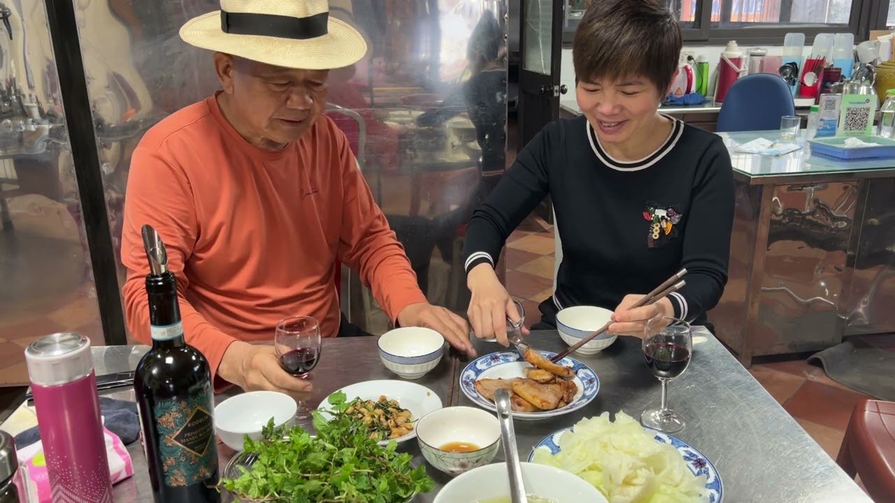 Vợ chồng ăn tối