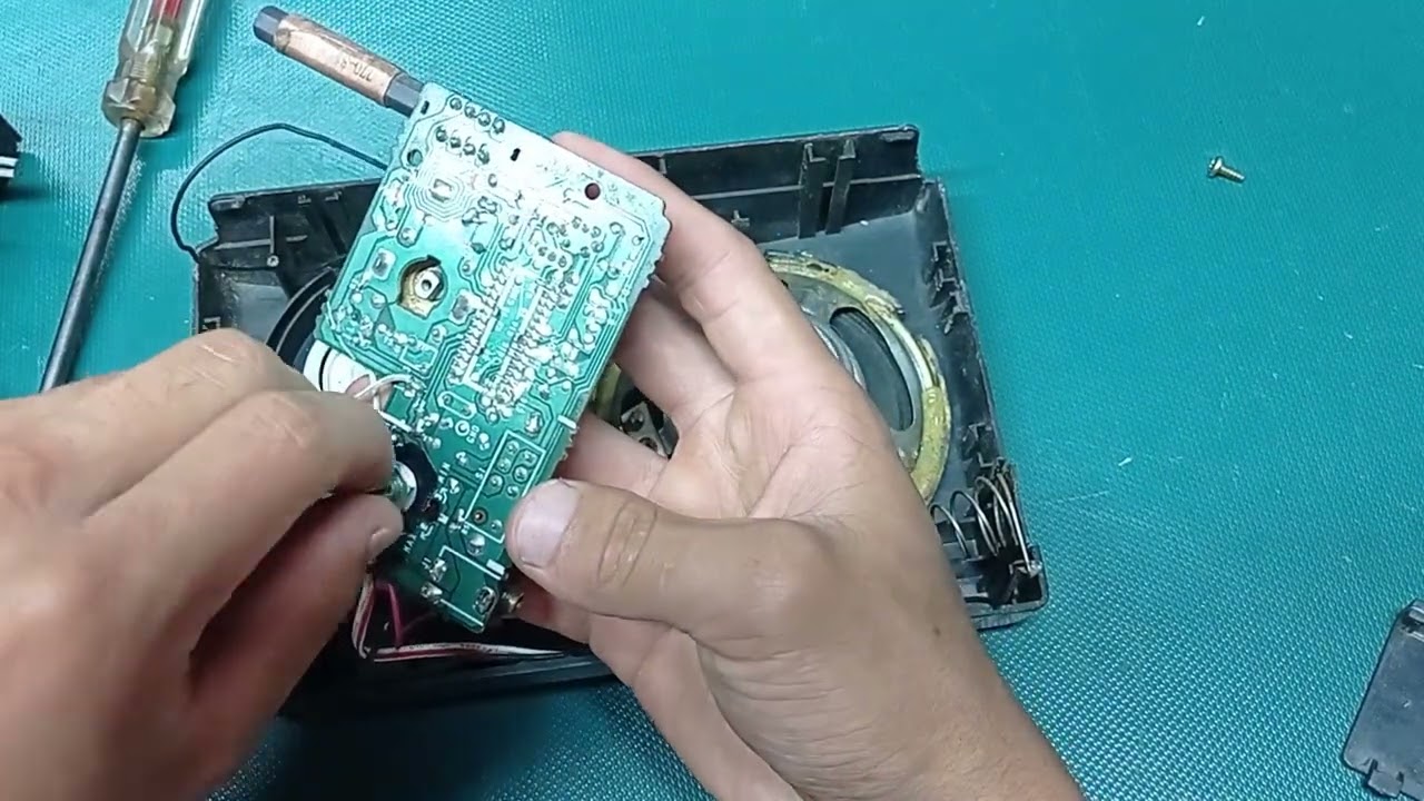 Diagnóstico de una radio  SONY ICF-18 no enciende