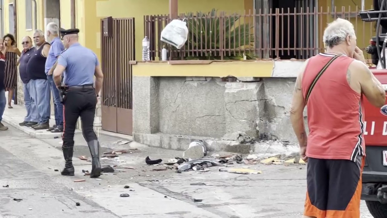 Sant’Agata Militello, auto contro un muro. Tre feriti